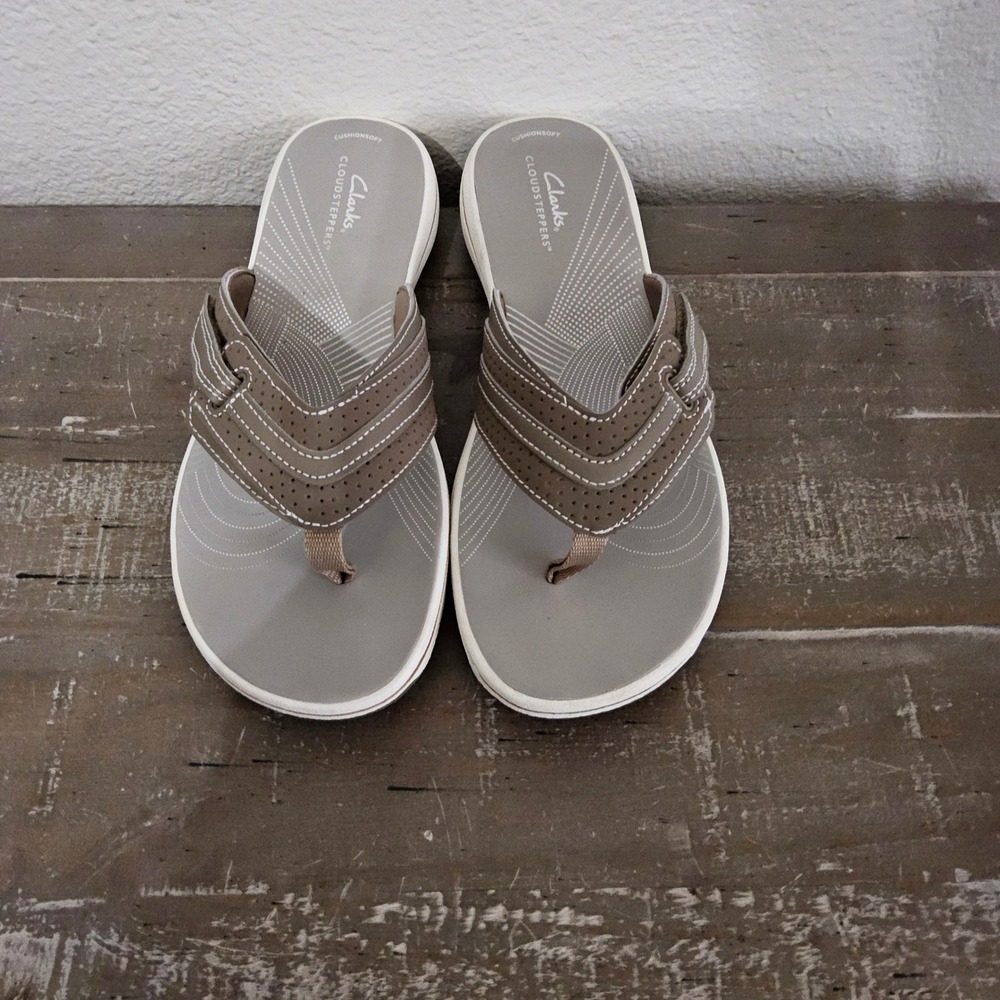 Clarks Cloudsteppers Cushion Soft Flip Flop size 9 Sandals Taupe Comfort
